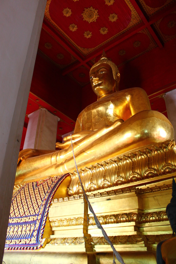 The bronze buddha that this temple as built around. 