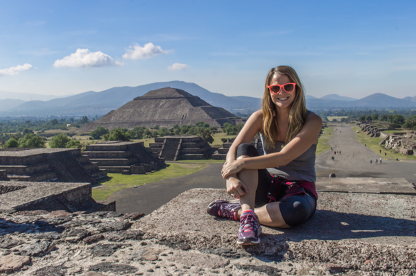 From the landing you can see the Pyramid of the Sun further along. 